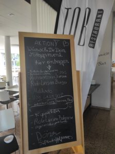 Jeder kann auf diese Tafel schreiben, was er gerne mal im TOB Restaurant essen wollen würde